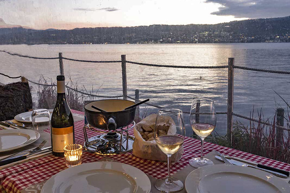 strandhaus fondue blick auf see - FACES.ch