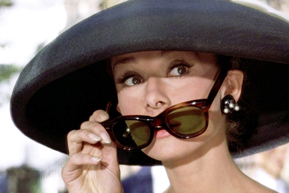 audrey hepburn sunglasses pulldown breakfast at tiffanys big - FACES.ch