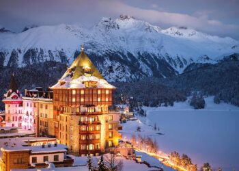 Christmas Auction Tree im Badrutt’s Palace in St. Moritz