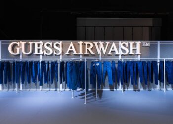 Guess revolutioniert mit neuem Denim-Prozess die Mode Teaser