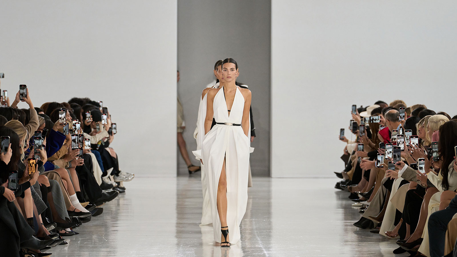 Max Mara Frühling/Sommer 2025: Mode trifft auf Wissenschaft