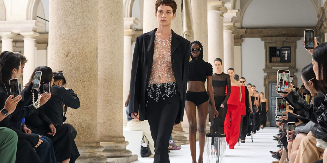 Sportmax Frühjahr/Sommer 2025: Ein Harmonischer Mix aus Struktur und Fließendem