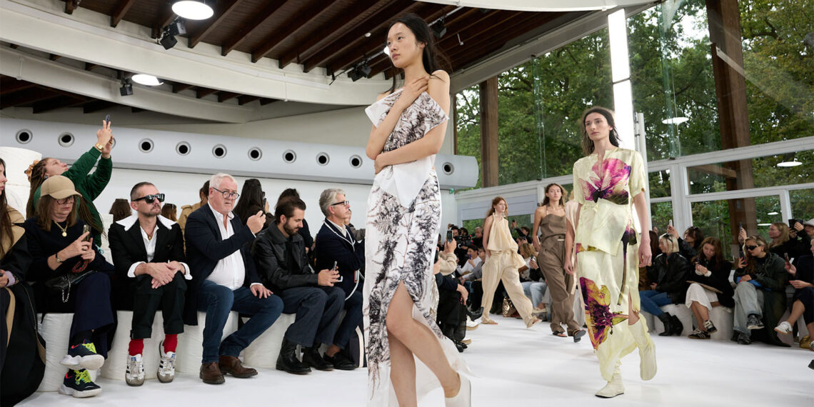 Issey Miyake Frühling/Sommer 2025: Fließende Eleganz und die kraftvolle Weiblichkeit