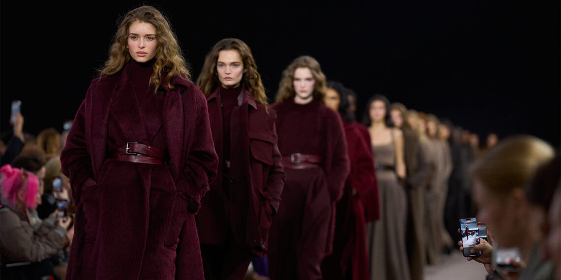 Max Mara Herbst/Winter 2025/26: Gothic Romance trifft Power-Dressing