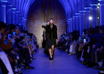 Akris Herbst/Winter 2025/26 – Die Geschichte von Blau