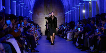 Akris Herbst/Winter 2025/26 – Die Geschichte von Blau