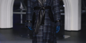 Navy-Karomantel mit Fellkragen und Lederrevers von Burberry, Herbst/Winter 2026/27