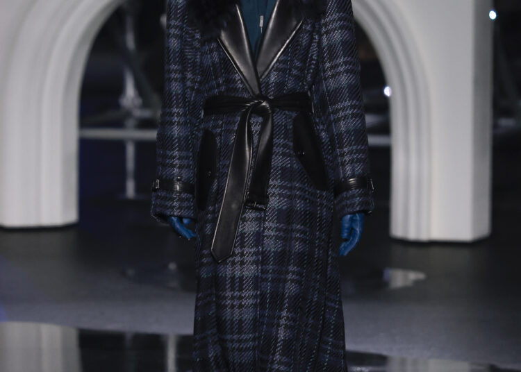Navy-Karomantel mit Fellkragen und Lederrevers von Burberry, Herbst/Winter 2026/27