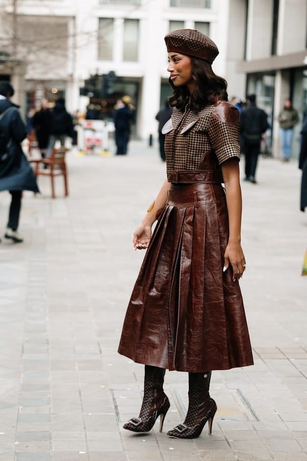 Braunes plissiertes Lederrock-Set mit Baskenmütze, Streetstyle London