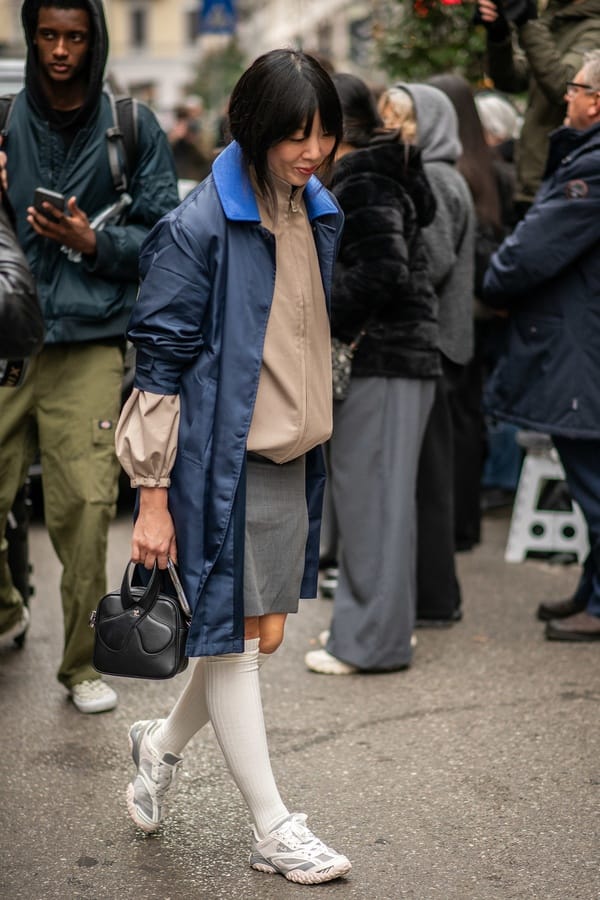 Grauer Minirock mit blauem Mantel und weissen Kniestrümpfen, Streetstyle Mailand