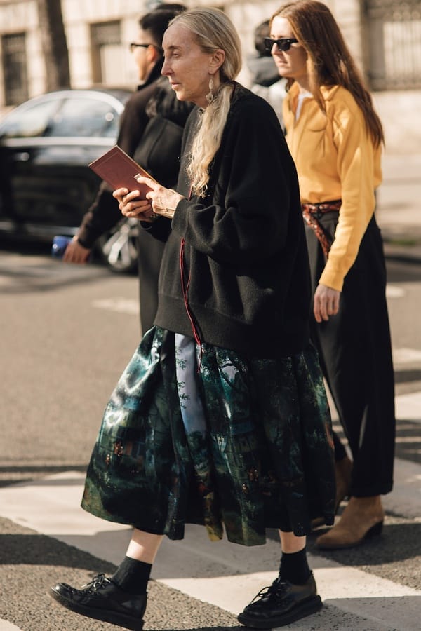 Gemusterter Midirock mit schwarzem Sweatshirt und Schnürschuhen, Streetstyle Paris