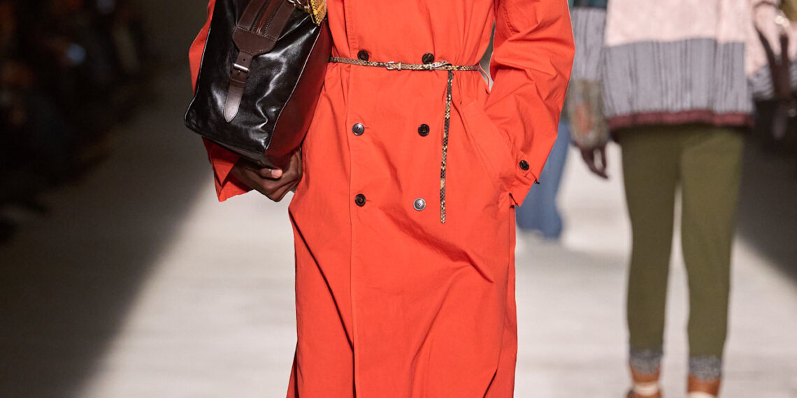 Oranger Trenchcoat mit Cape-Element von Dries Van Noten