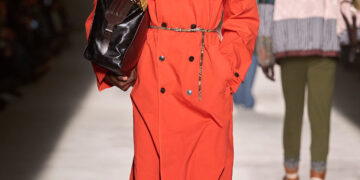 Oranger Trenchcoat mit Cape-Element von Dries Van Noten